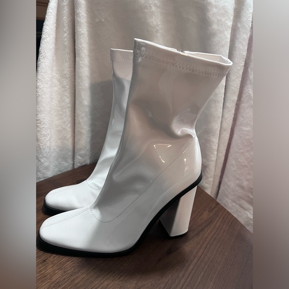 RAID Saylor block heel sock boot in white patent - Picture 5 of 9